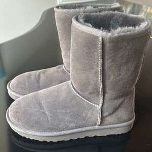 UGG women’s classic short II sheepskin class grey boots